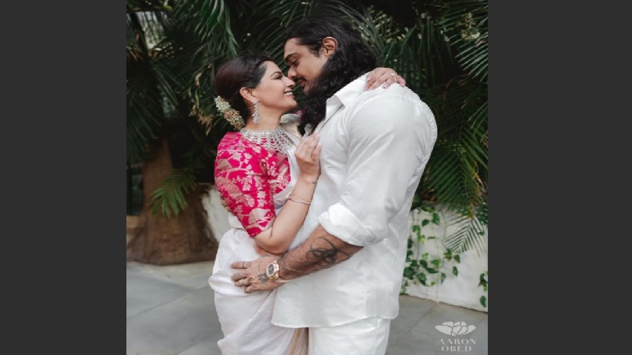 കഴിഞ്ഞ മാര്ച്ചിലാണ് താരത്തിന്റെ വിവാഹ നിശ്ചയം കഴിഞ്ഞത്. മുംബൈ സ്വദേശിയായ ആര്ട്ട് ഗാലറിസ്റ്റ് നിക്കോളായ് സച്ച്ദേവ് ആണ് വരന്.