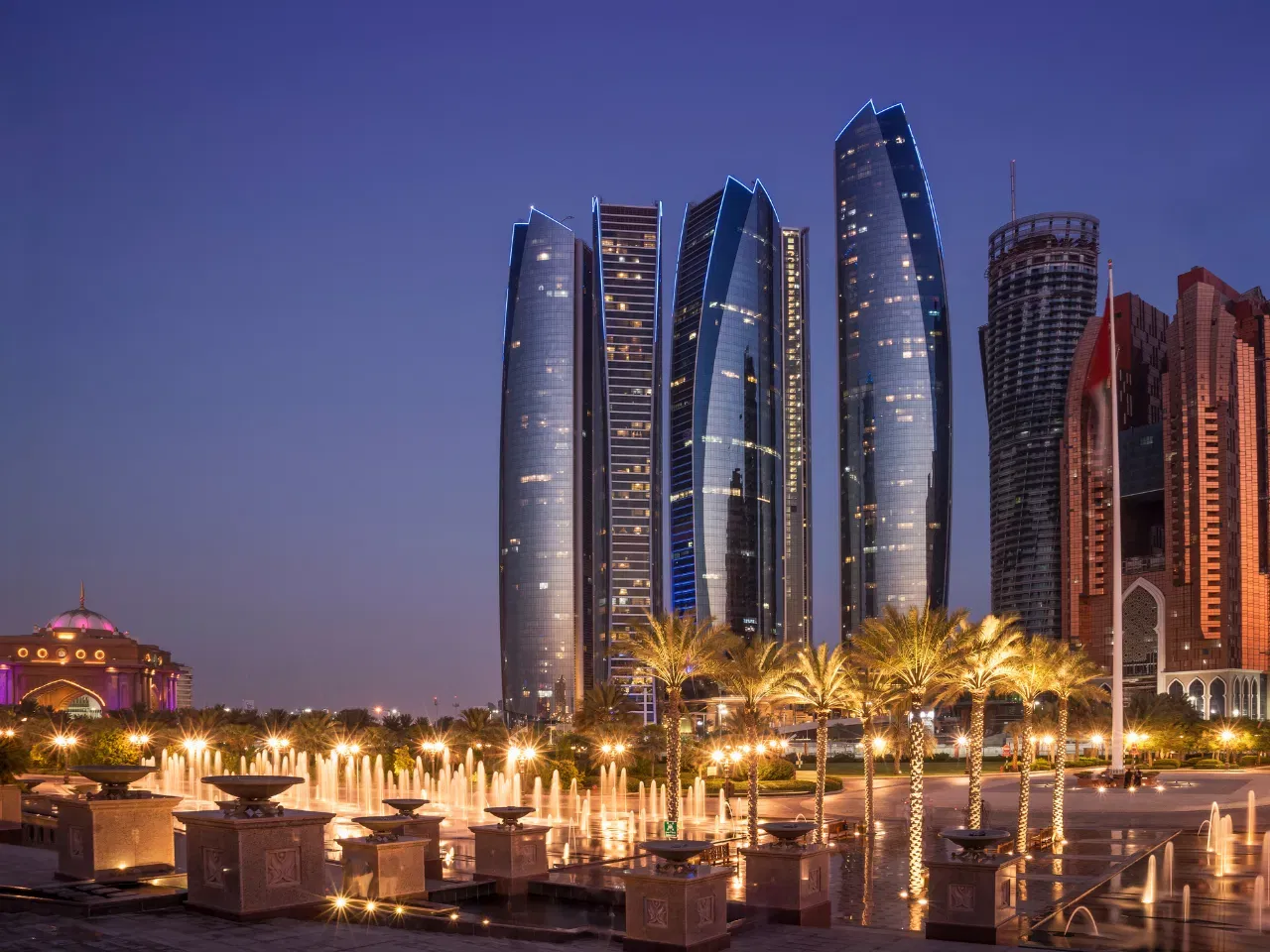 ഒന്നിലധികം നഗരങ്ങൾ: ഒരു അദ്വിതീയ സോളോ സാഹസികതയ്ക്കായി അബുദാബി സുരക്ഷതമായ നഗരമാണ്. ഒസാക്ക, ബുക്കാറെസ്റ്റ് എന്നിവയും ചിലവ് കുറച്ച് യാത്ര ചെയ്യാവുന്ന സ്ഥലങ്ങളാണ്. (Pic credentials: Buena Vista Images/Stone/Getty Images)