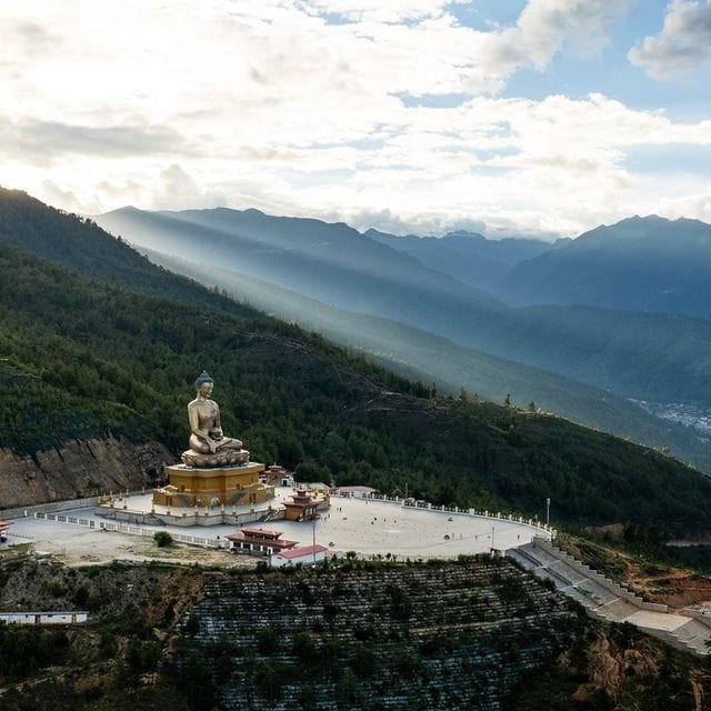 ഇന്ത്യൻ പൗരന്മാർ ഭൂട്ടാനിലേക്ക് യാത്ര ചെയ്യുകയാണെങ്കിൽ, കുറഞ്ഞത് 6 മാസത്തേക്ക് സാധുതയുള്ള പാസ്‌പോർട്ടോ വോട്ടർ ഐഡി കാർഡോ അവർക്കൊപ്പം കൊണ്ടുപോകേണ്ടിവരും.  