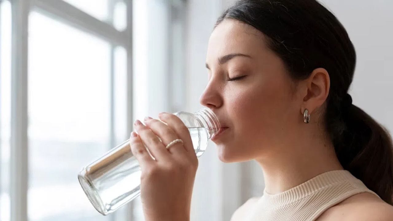 അമിതമായി വെള്ളം കുടിച്ചാൽ എന്ത് സംഭവിക്കുമെന്ന് അറിയുമോ? ഇത് തലച്ചോറിൽ വീക്കത്തിന് വരെ കാരണമാകാം ഇതുവഴി തലവേദനയും ഉണ്ടാകാം.