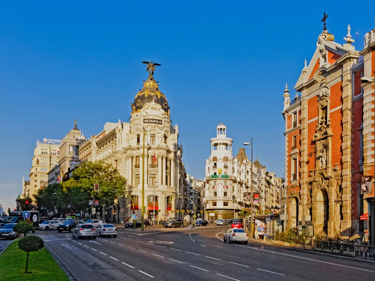 മാഡ്രിഡ്, വാർസോ, മ്യൂണിക്ക്: യൂറോപ്യൻ നഗരങ്ങളായ ഇവ കുറഞ്ഞ ജീവിതച്ചെലവ്, ഒറ്റയ്ക്ക് യാത്ര ചെയ്യുന്നവർക്ക് ആവേശകരമായ അനുഭവങ്ങൾ എന്നിവ ബാലൻസ് വാഗ്ദാനം ചെയ്യുന്നു. (Pic credentials: Rudy Sulgan/ImageBank/Getty Images)