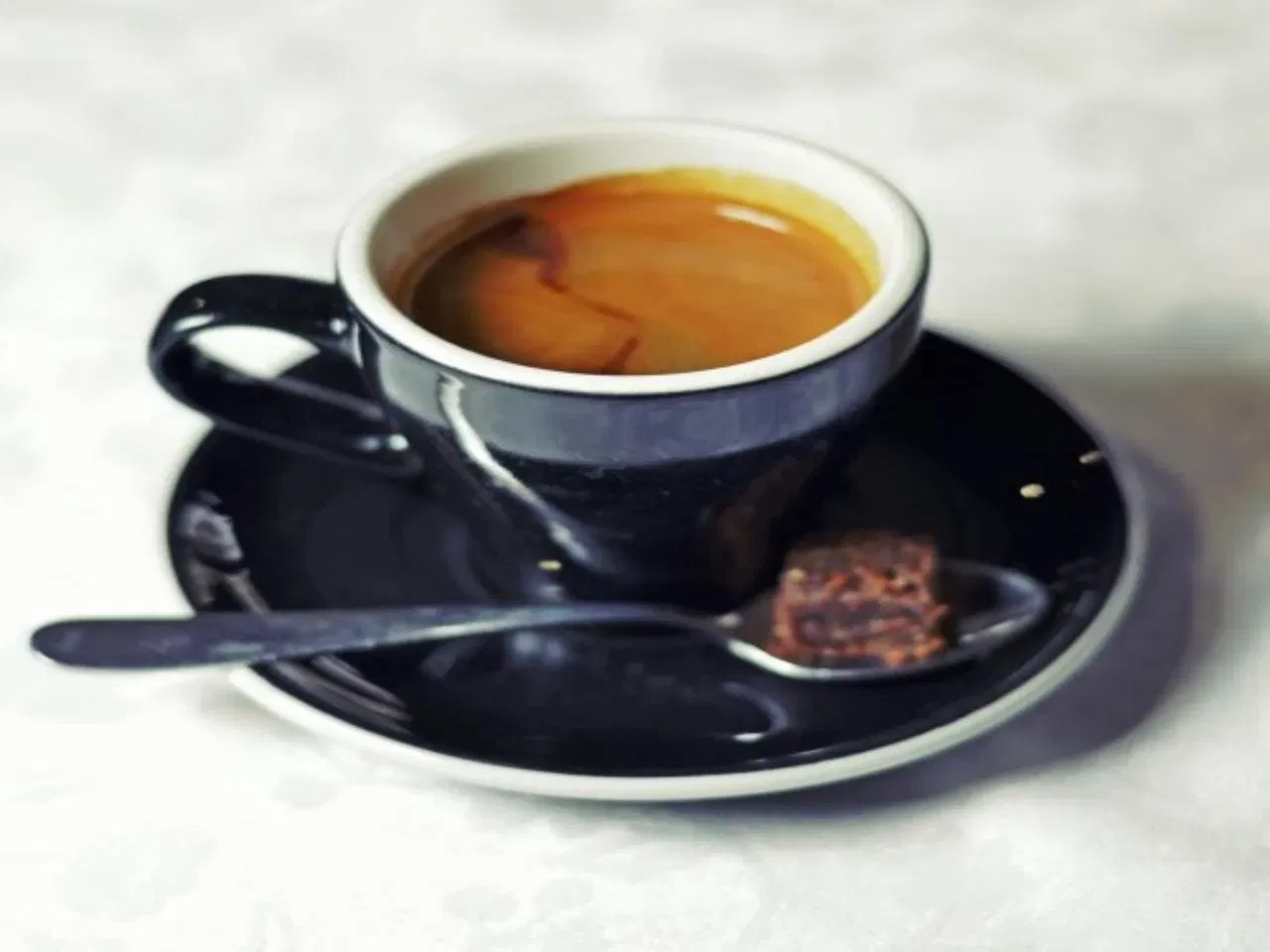 കഫേ ലാറ്റെ: കഫേ ലാറ്റെ, ലാറ്റെ എന്ന് വിളിക്കപ്പെടുന്നു. എസ്പ്രെസോയും ആവിയിൽ തിളപ്പിച്ച പാലും ഉപയോഗിച്ച് നിർമ്മിച്ച ഇറ്റാലിയൻ വംശജനായ ഒരു കോഫി പാനീയമാണ് ഇത്. Photo Credit: waterymouthcafe.co.nz