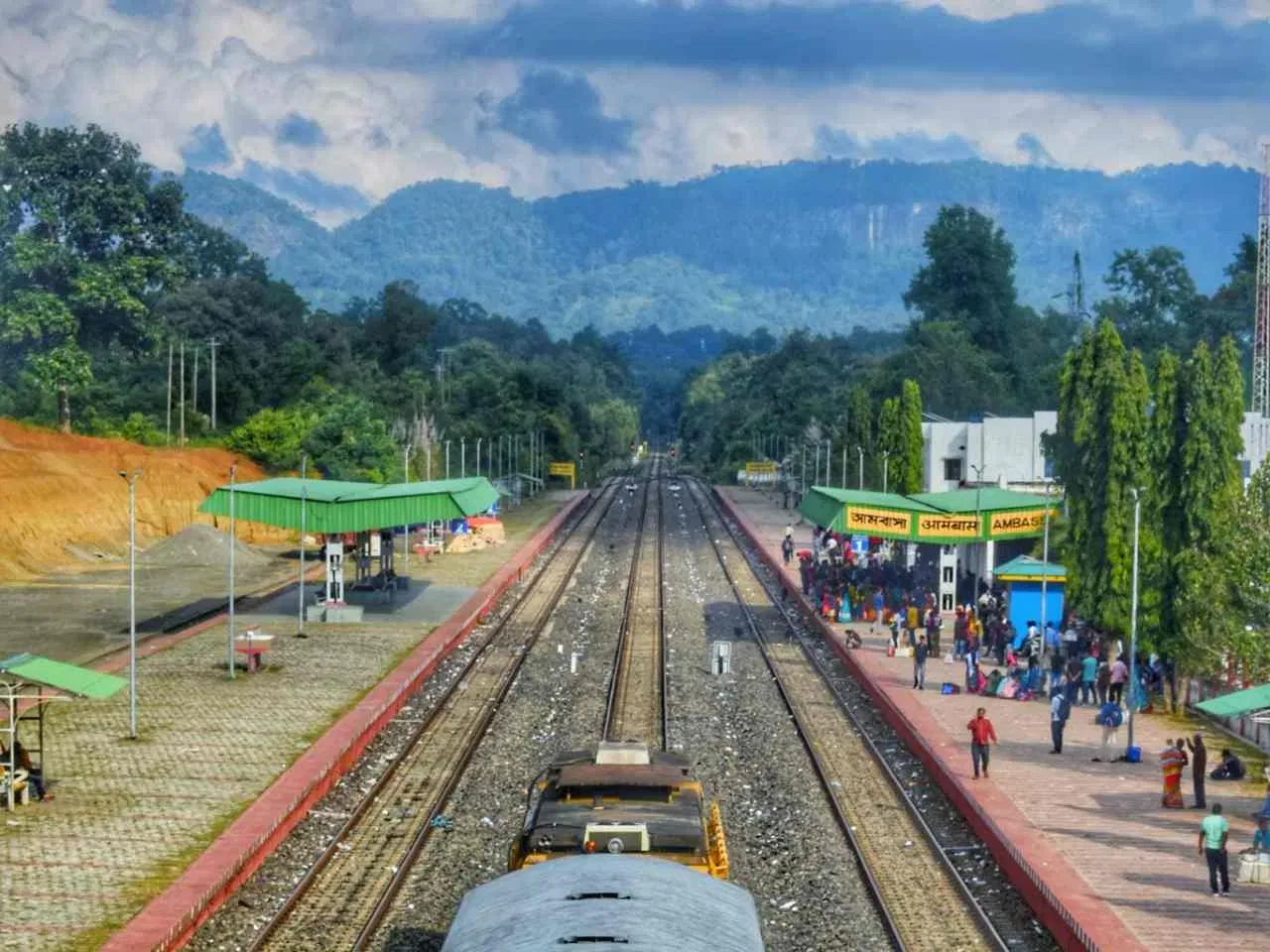 അംബാസ റെയിൽവേ സ്റ്റേഷൻ: ത്രിപുരയിലെ ധലായ് ജില്ലയിലെ ഒരു ചെറിയ റെയിൽവേ സ്റ്റേഷനാണ് അംബാസ റെയിൽവേ സ്റ്റേഷൻ. ഈ സ്റ്റേഷനിൽ മൂന്ന് പ്ലാറ്റ്ഫോമുകളാണുള്ളത്. ട്രാക്ക് മീറ്റർ ഗേജിൽ നിന്ന് ബ്രോഡ് ഗേജിലേക്ക് മാറ്റുന്നു. (Photo credit: Twitter/@mdayeumbak)