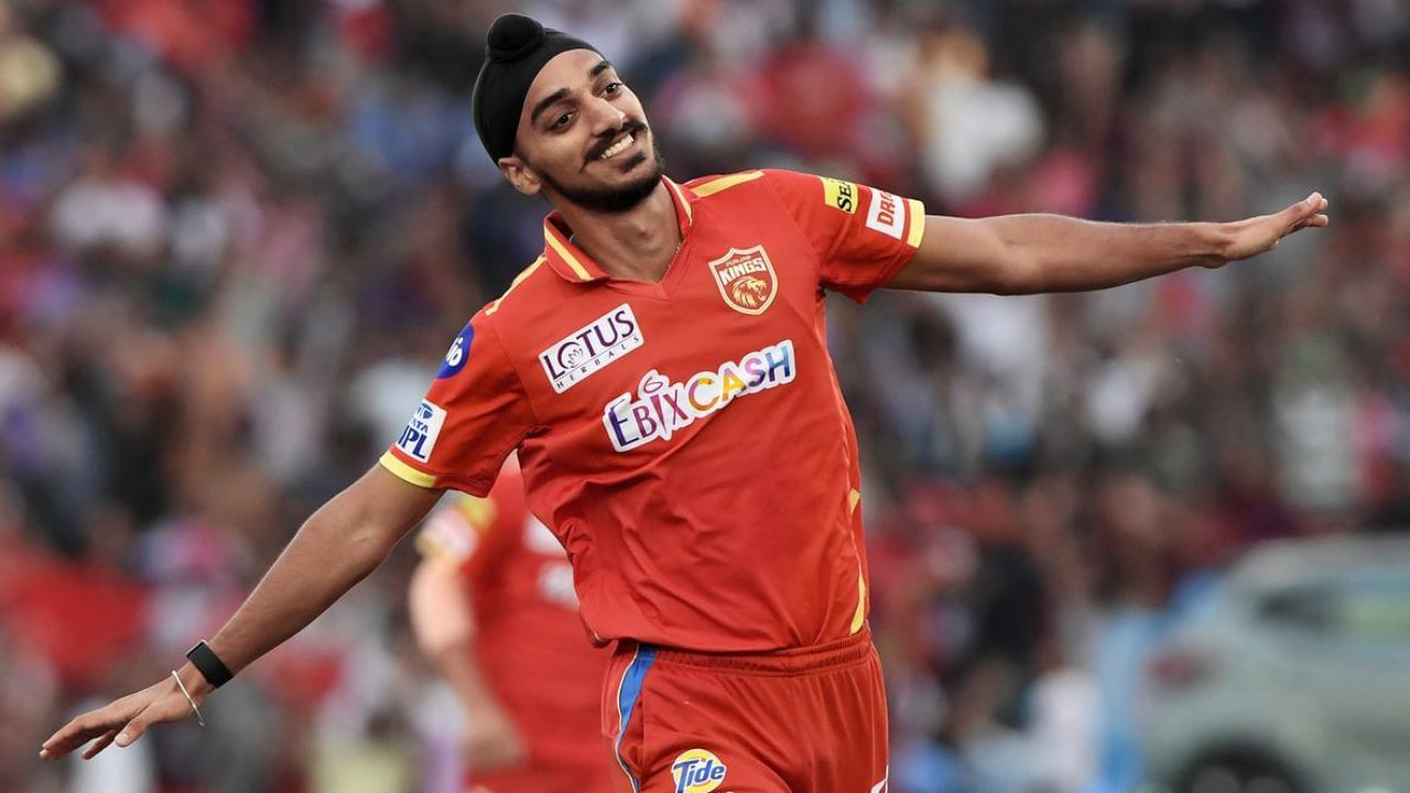 കഴിഞ്ഞ സീസണിൽ പഞ്ചാബ് കിങ്സ് താരം അർഷ്ദീപ് സിങ്ങ് മുംബൈ ഇന്ത്യൻസിനെതിരെയുള്ള മത്സരത്തിൽ (3.5 ഓവർ) വഴങ്ങിയത് 66 റൺസായിരുന്നു. താരം ഒരു വിക്കറ്റ് എടുക്കുകയും ചെയ്തിരുന്നു