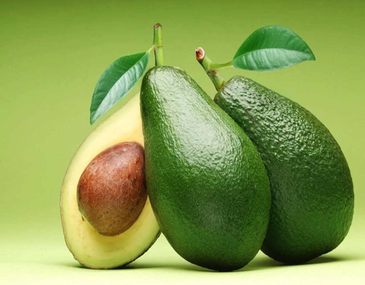 അവക്കാഡോ: വിറ്റാമിൻ ഇ അടങ്ങിയ ഒന്നാണ് അവക്കാഡോ. വിറ്റാമിൻ ഇ മാത്രമല്ല ആരോഗ്യകരമായ കൊഴുപ്പും മറ്റ് പോഷകങ്ങളും അടങ്ങിയതാണ് അവക്കാഡോ. ഇവ കഴിക്കുന്നത് ഹൃദയാരോഗ്യത്തിനും ചർമ്മത്തിൻറെ ആരോഗ്യത്തിനും തലമുടിയുടെ ആരോഗ്യത്തിനും വളരെ നല്ലതാണ്.