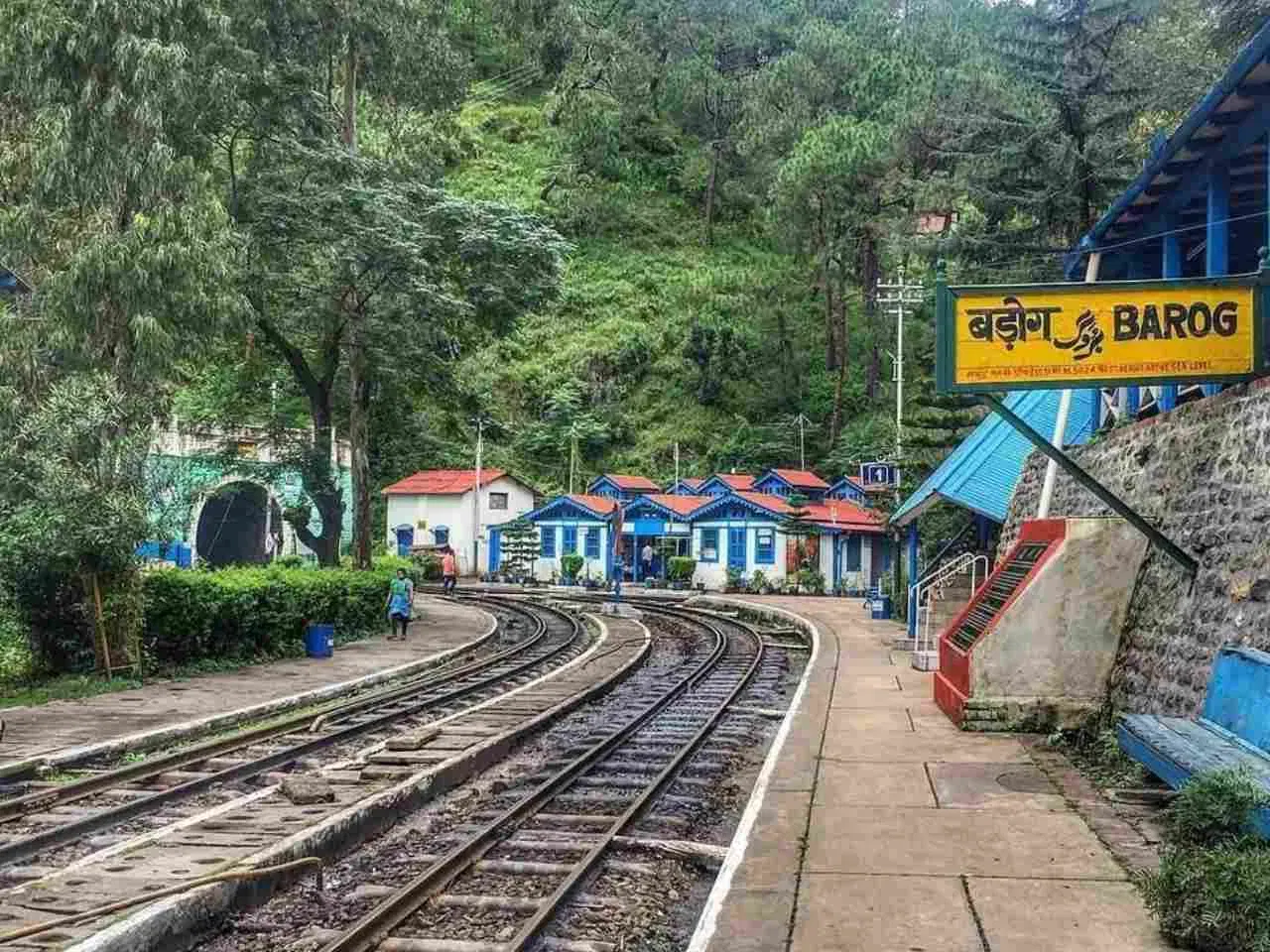 ബറോഗ് റെയിൽവേ സ്റ്റേഷൻ: ഹിമാചൽ പ്രദേശിലെ സോളൻ ജില്ലയിലെ ഒരു ചെറിയ റെയിൽവേ സ്റ്റേഷനാണ് ബറോഗ് റെയിൽവേ സ്റ്റേഷൻ. നൈനിറ്റാളിൽ നിന്ന് 35 കിലോമീറ്റർ അകലെ ഹൽദ്വാനിക്കടുത്തുള്ള കാത്ഗോദം പട്ടണത്തിലാണ് കാത്ഗോദം റെയിൽവേ സ്റ്റേഷൻ. (Photo credit: Twitter/@ColoursOfBharat)