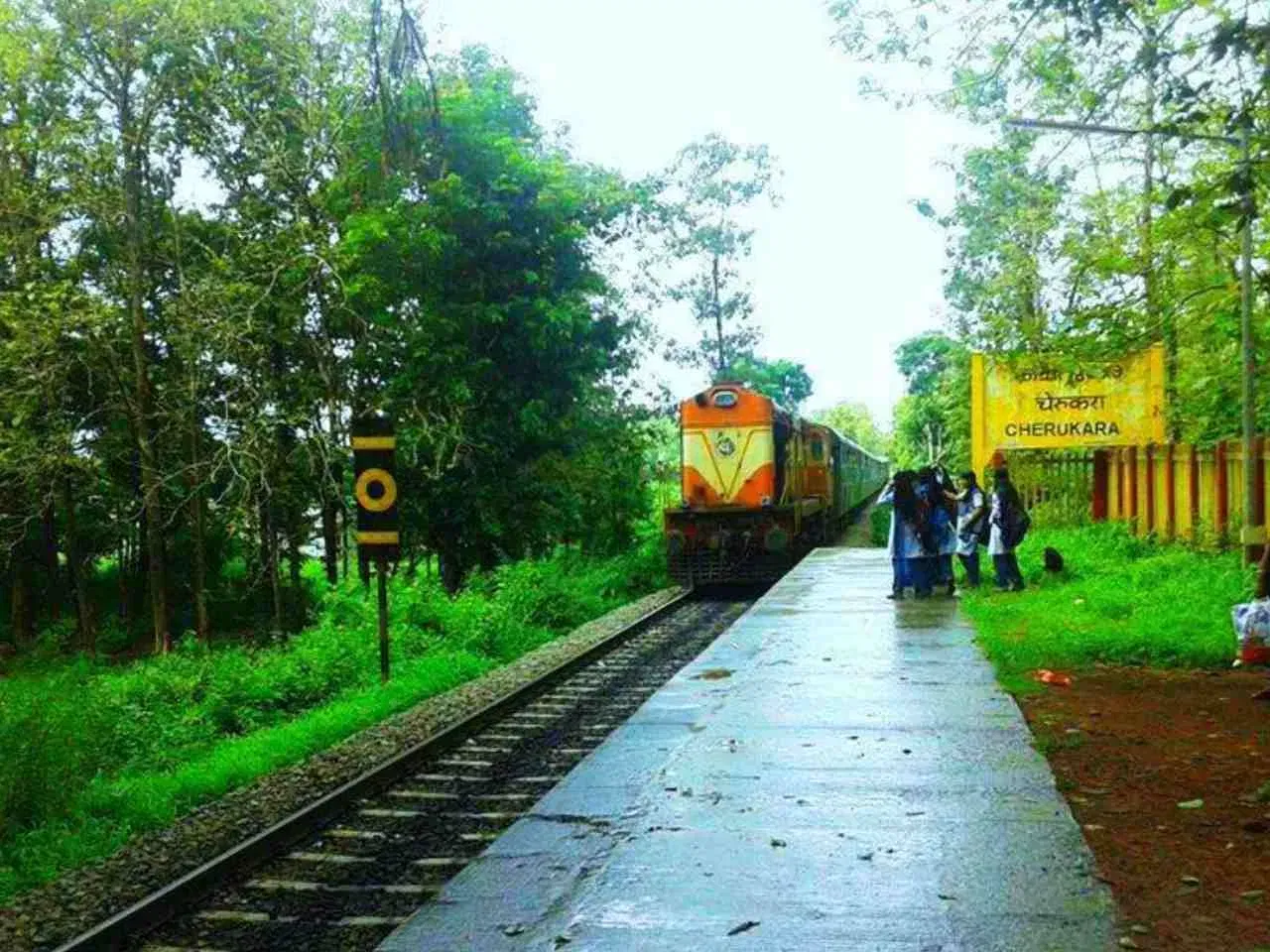 ചെറുകര റെയിൽവേ സ്റ്റേഷൻ: കേരളത്തിലെ മലപ്പുറം ജില്ലയിലെ ചെറുകര പട്ടണത്തിൽ സ്ഥിതി ചെയ്യുന്ന ഒരു ചെറിയ റെയിൽവേ സ്റ്റേഷനാണ് ചെറുകര റെയിൽവേ സ്റ്റേഷൻ. (PhotoCredit: Facebook/Perinthalmanna Cityscape)