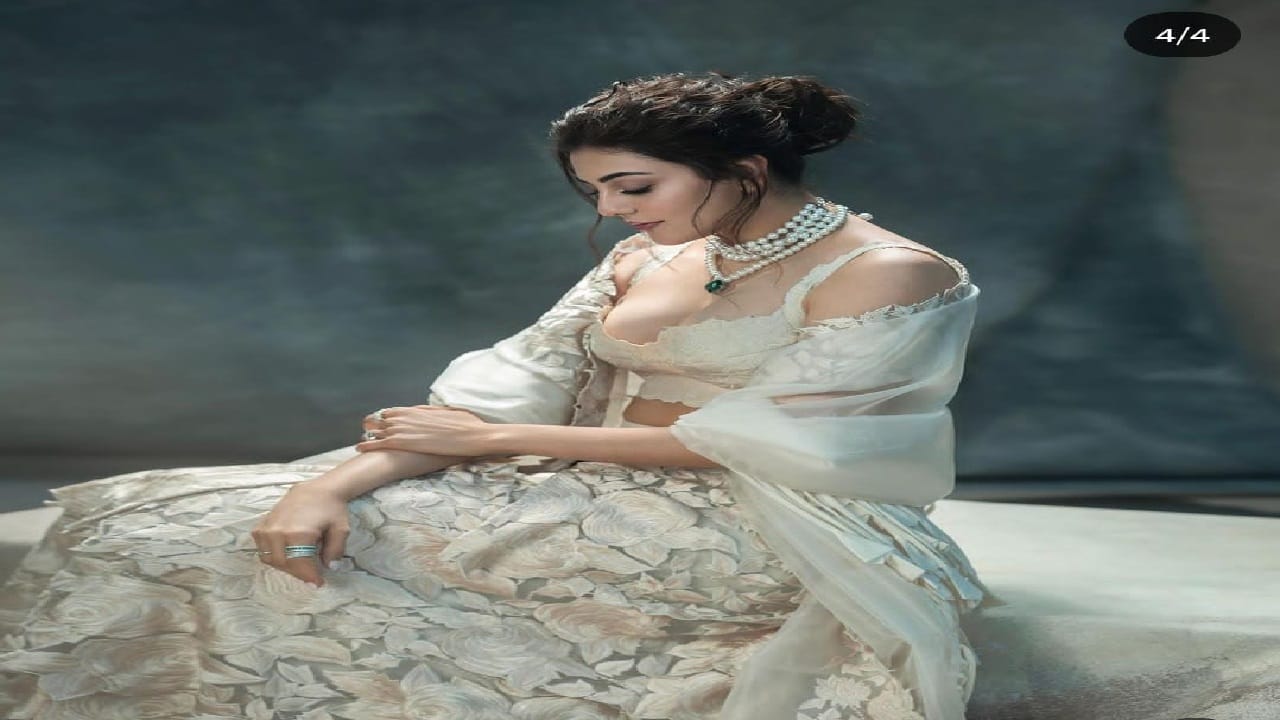 വെള്ള മുത്തുമാലയാണ് താരം ലഹങ്കയ്‌ക്കൊപ്പം ധരിച്ചിരിക്കുന്നത്.-Pic Credits: Instagram