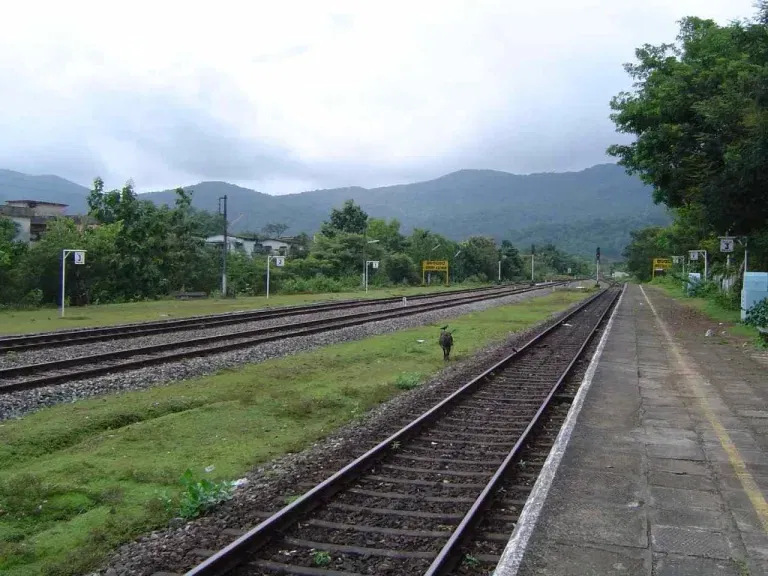 യാത്രക്കാരെ ‘വെള്ളം കുടിപ്പിച്ച്’ റെയിൽവേ നേടുന്നത് കോടികൾ