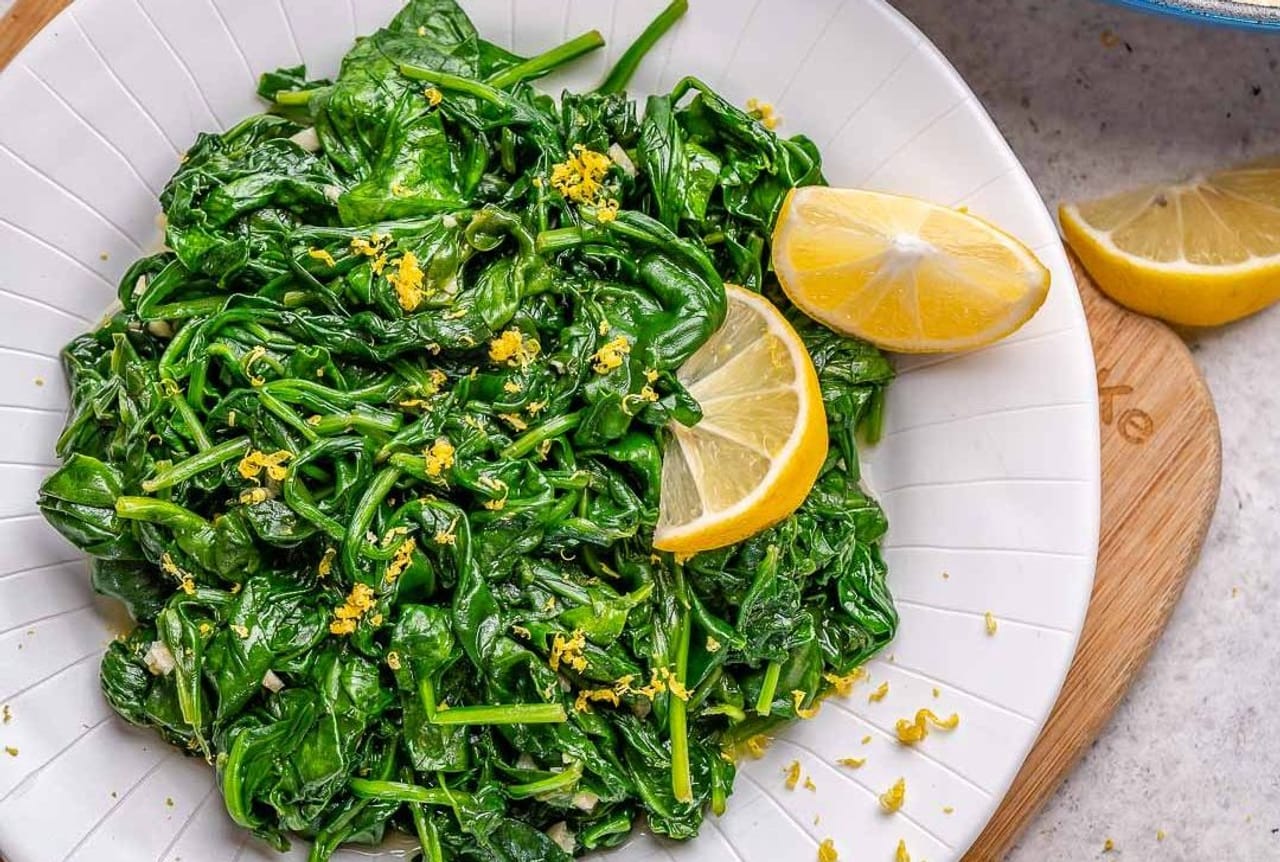 ചീരയും നാരങ്ങാനീരും: നാരങ്ങാനീരിലുള്ള വിറ്റാമിൻ സി ചീരയിലുള്ള ഇരുമ്പിൻ്റെ ആഗിരണം വർദ്ധിപ്പിക്കുകയും ശരീരത്തിലെ ശരിയായ രക്ത ഉൽപാദനത്തെ വർദ്ധിപ്പിക്കാൻ സഹായിക്കുകയും ചെയ്യുന്നു.