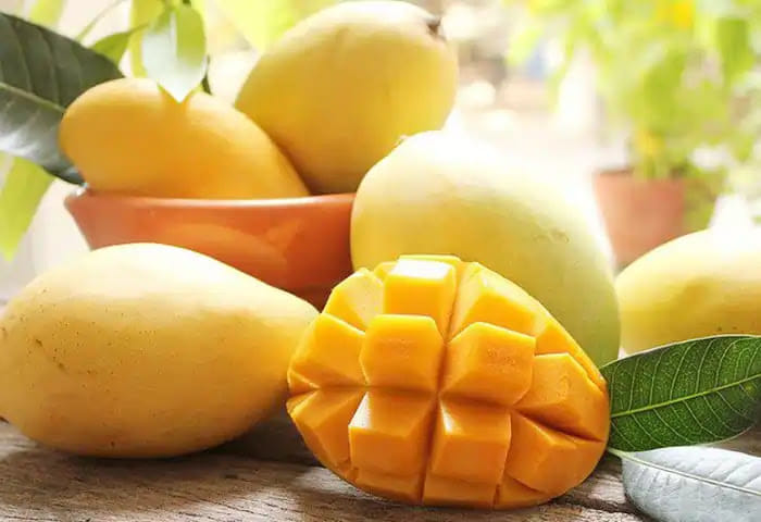 മാമ്പഴം: മാമ്പഴം ആണ് നാലാമതായി ഈ പട്ടികയിൽ ഉൾപ്പെടുന്നത്. മാമ്പഴത്തിലും വിറ്റാമിൻ ഇ അടങ്ങിയിട്ടുണ്ട്. കൂടാതെ പ്രതിരോധശേഷി വർധിപ്പിക്കാനും ദഹനം സുഗമമാക്കാനും മാമ്പഴത്തിനോളം മികച്ച ഒരു പഴമില്ലെന്നാണ് പഠനങ്ങൾ പറയുന്നത്.