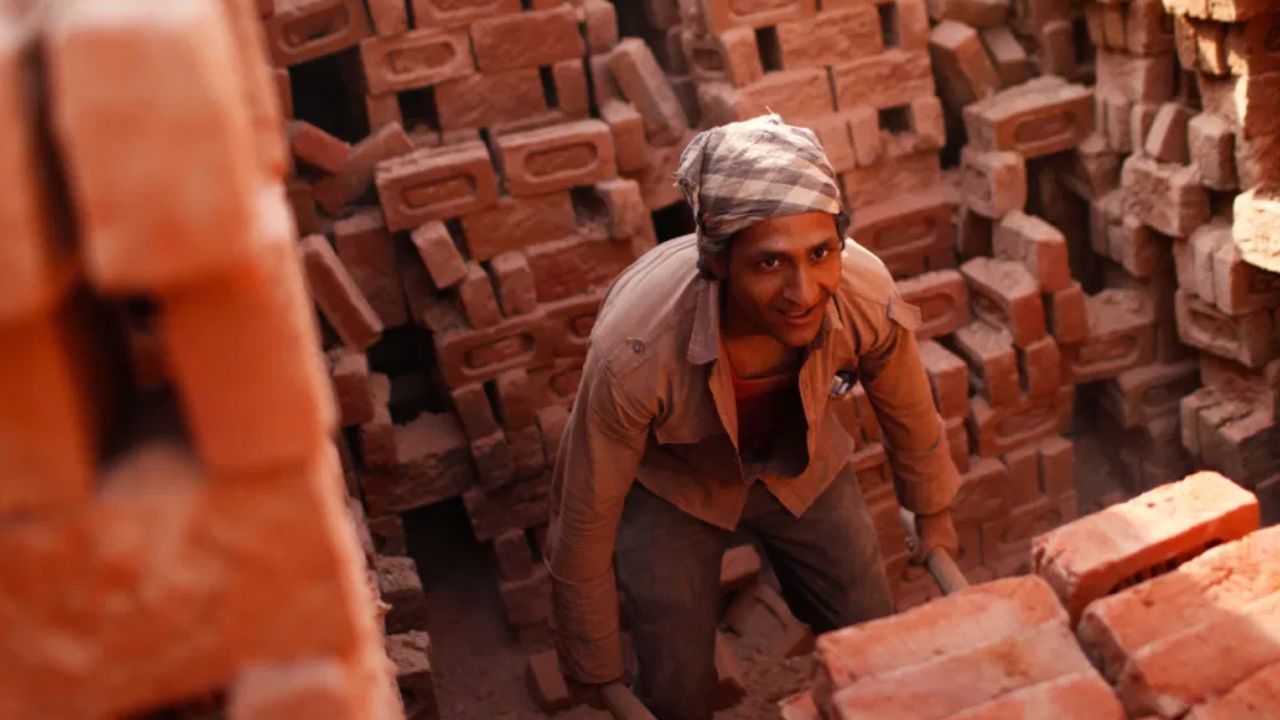 " ഇന്ന് നമ്മുക്ക് ഒന്നിച്ച് കൈകോർത്ത് മുന്നേറാം. എല്ലാവർക്കും മെയ് ദിനാശംസകൾ"