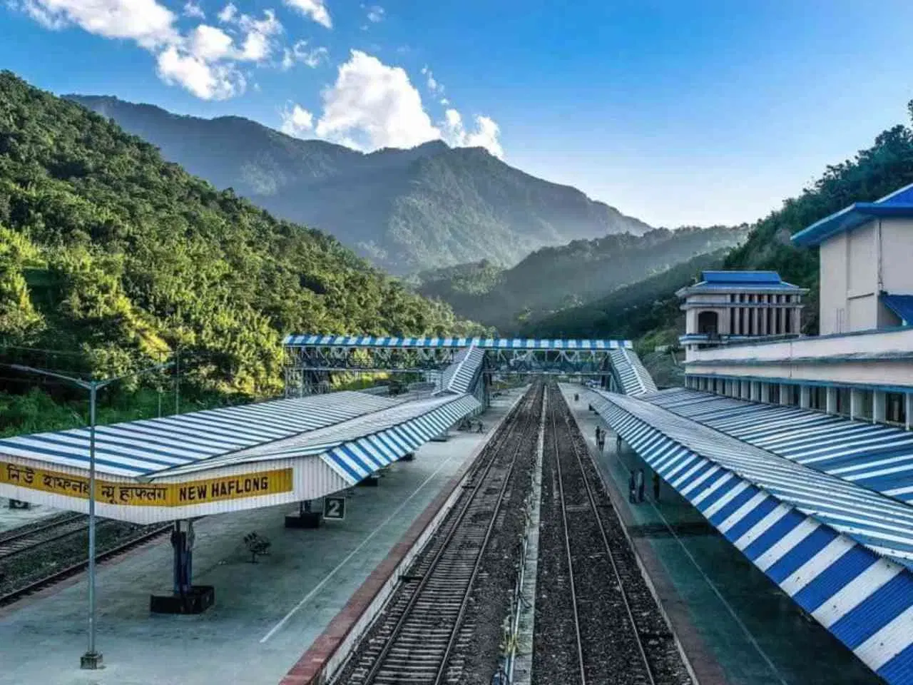 ന്യൂ ഹാഫ്ലോങ് റെയിൽവേ സ്റ്റേഷൻ: അസമിലെ ദിമ ഹസാവോ ജില്ലയിലെ ഒരു പ്രധാന റെയിൽവേ സ്റ്റേഷനാണ് ന്യൂ ഹാഫ്ലോങ് റെയിൽവേ സ്റ്റേഷൻ. ഇത് ഹഫ്ലോങ് പട്ടണത്തിലാണ് സ്ഥിതി ചെയ്യുന്നത്. (Photo credit: India Rail Info)