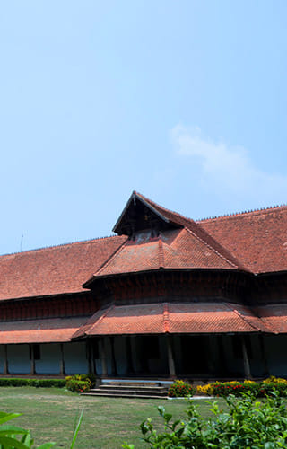 കുതിര മാളിക - തിരുവനന്തപുരത്ത് പത്മസ്വാമി ക്ഷേത്രത്തിന്റെ തെക്ക് കിഴക്ക് ഭാഗത്തായി സ്വാതിതിരുനാൾ രാമവർമ്മ പണി തീർത്ത ഒരു കൊട്ടാരമാണ് കുതിര മാളിക എന്ന് അറിയപ്പെടുന്ന പുത്തൻ മാളിക കൊട്ടാരം.