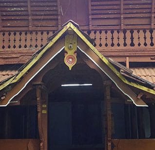 പൂഞ്ഞാർ കൊട്ടാരം - കോട്ടയത്തെ മീനച്ചില്‍ താലൂക്കിലുള്ള പൂഞ്ഞാര്‍ കൊട്ടാരം പോയ കാലത്തെ രാജപ്രതാപങ്ങളുടെ മഹത്തായ അടയാളപ്പെടുത്തലാണ്. ഈ കൊട്ടാര ചുവരുകൾക്കുള്ളില്‍ അനവധി അസാധാരണമായ പുരാവസ്തുക്കളുടെയും അതി സുന്ദര ഉപകരണങ്ങളുടെയും ശേഖരങ്ങളുണ്ട്.