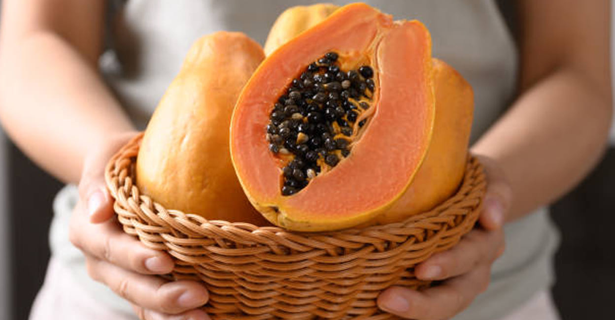പപ്പായ- പപ്പായയിലും വിറ്റാമിൻ ഇയും സിയും ധാരാളം അടങ്ങിയിട്ടുണ്ട്. അതിനാൽ ഇവ ഡയറ്റിൽ ഉൾപ്പെടുത്തുന്നതും ചർമ്മത്തിൻറെയും തലമുടിയുടെയും ശരീരത്തിൻറെയും ആരോഗ്യത്തിന് നല്ലതാണ്. കൂടാതെ രോഗപ്രതിരോധശേഷി വർദ്ധിപ്പിക്കാൻ പപ്പായ സഹായിക്കുന്നു