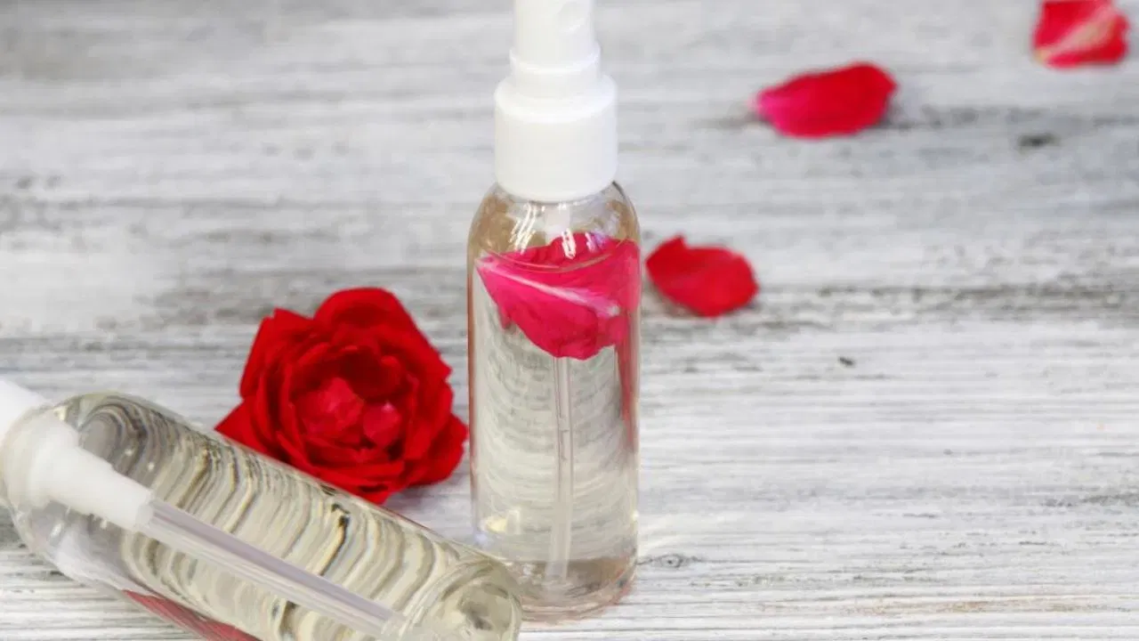 ഒരു നല്ല മേക്കപ്പ് റിമൂവറാണ് റോസ് വാട്ടര്‍. റോസ് വാട്ടര്‍ അല്‍പം വെളിച്ചെണ്ണയില്‍ കലര്‍ത്തി ടിഷ്യൂ പേപ്പര്‍ വച്ചോ കോട്ടണ്‍ തുണി വച്ചോ മുഖം തുടയ്ക്കുന്നതിലൂടെ മേക്കപ്പ് എളുപ്പത്തില്‍ മായ്ച്ചുകളയാനാകും.