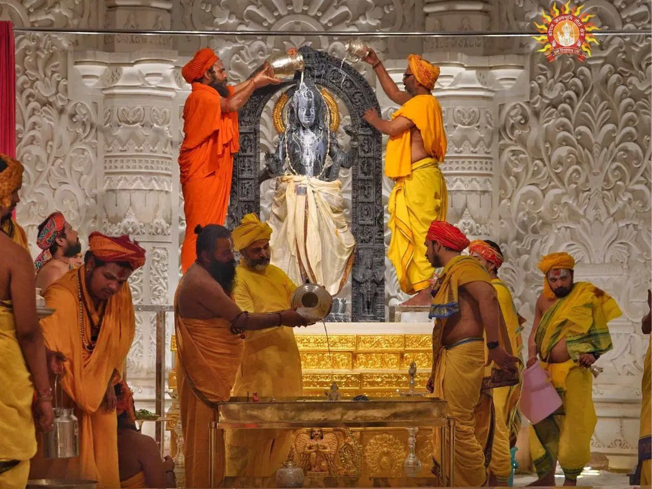 രാമനവമി ദിനത്തിൽ രാവിലെ പ്രത്യേക പാൽ അഭിഷേകം നടത്തുന്നു. (Photo credit: PTI)