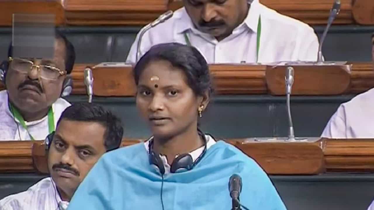 കെ രാധാകൃഷ്ണന്റെ അകമ്പടി വാഹനത്തില് ആയുധം; അക്രമം അഴിച്ചുവിടാന് നീക്കം നടത്തുന്നു: രമ്യ ഹരിദാസ് കെ രാധാകൃഷ്ണന്റെ അകമ്പടി വാഹനത്തില് ആയുധം; അക്രമം അഴിച്ചുവിടാന് നീക്കം നടത്തുന്നു: രമ്യ ഹരിദാസ്