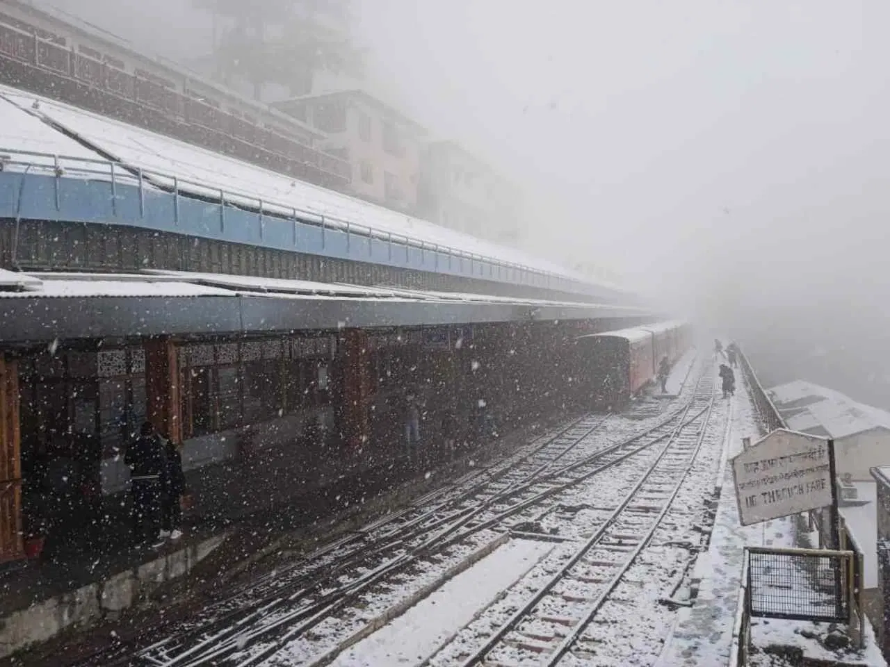 ഷിംല, ഹിമാചൽ പ്രദേശ്: വടക്കേ ഇന്ത്യൻ സംസ്ഥാനമായ ഹിമാചൽ പ്രദേശിൻ്റെ തലസ്ഥാനവും ഏറ്റവും വലിയ നഗരവുമാണ് ഷിംല. നേരത്തെ ബ്രിട്ടീഷ് ഇന്ത്യയുടെ വേനൽക്കാല തലസ്ഥാനമായി ഇത് പ്രവർത്തിച്ചിരുന്നു. Photo Credit: Twitter@DarshanaJardosh
