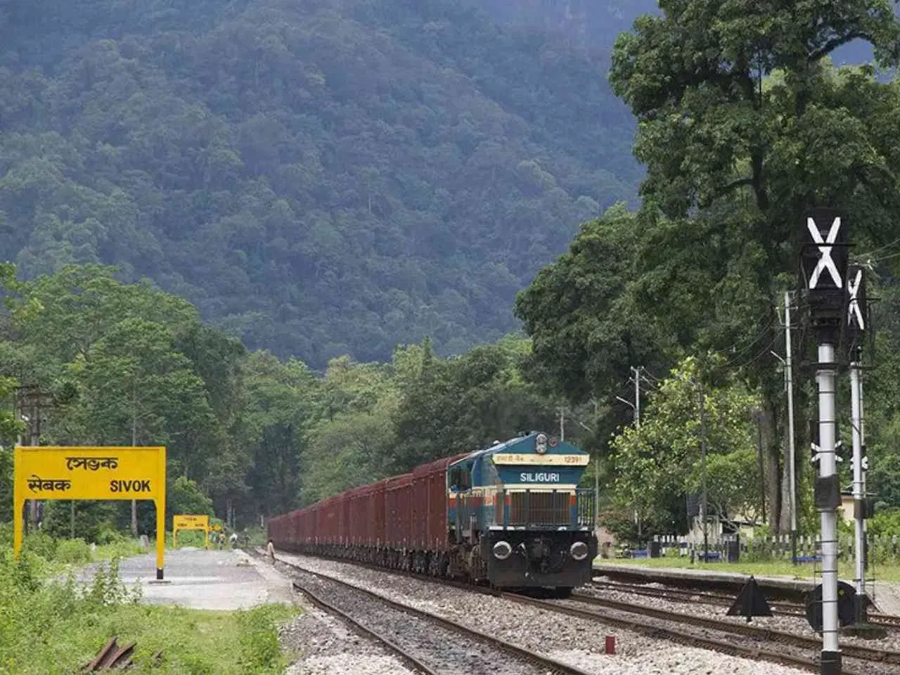 സിവോക്ക് റെയിൽവേ സ്റ്റേഷൻ: പശ്ചിമ ബംഗാളിലെ ഡാർജിലിംഗ് ജില്ലയിലെ ഒരു ജംഗ്ഷൻ റെയിൽവേ സ്റ്റേഷനാണ് സിവോക്ക് റെയിൽവേ സ്റ്റേഷൻ. (Photo credit: Twitter/@ColoursOfBharat)