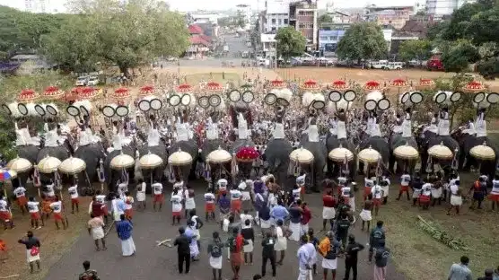 പോലീസുമായി തർക്കം ; തൃശ്ശൂര്‍ പൂരം വെടിക്കെട്ട് നടന്നത് നാലു മണിക്കൂർ വൈകി പകൽ സമയത്ത്