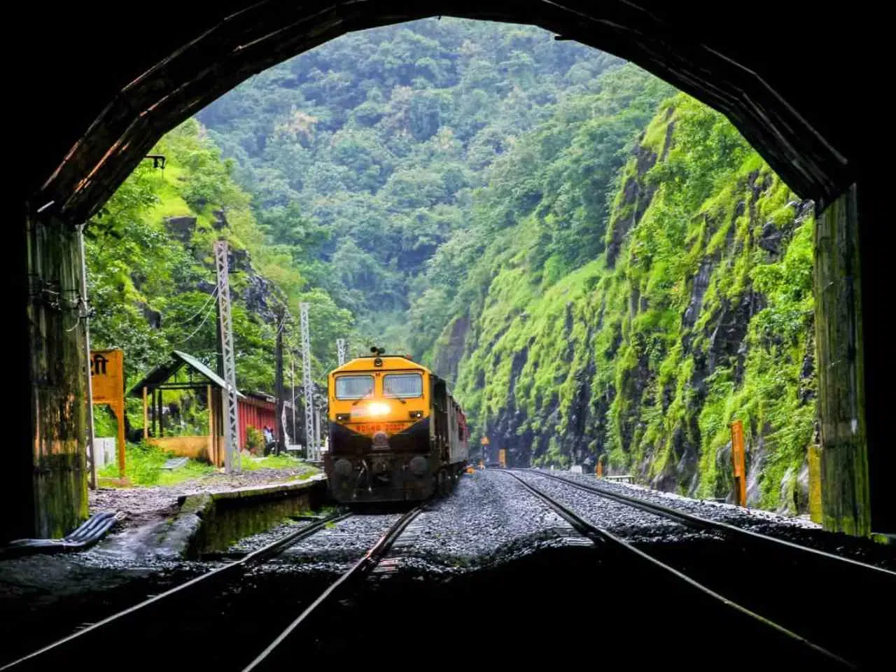 ഉക്ഷി റെയിൽവേ സ്റ്റേഷൻ: കൊങ്കൺ റെയിൽവേയിലെ ഒരു സ്റ്റേഷനാണ് ഉക്ഷി റെയിൽവേ സ്റ്റേഷൻ. രത്നഗിരിയിൽ നിന്ന് 19 കിലോമീറ്ററും മുംബൈയിൽ നിന്നും രൺപത് വെള്ളച്ചാട്ടത്തിൽ നിന്നും 256 കിലോമീറ്ററും സമീപത്താണ് ഈ സ്റ്റേഷൻ നിലനിൽക്കുന്നത്. (Photo credit: Twitter/@RailMinIndia)
