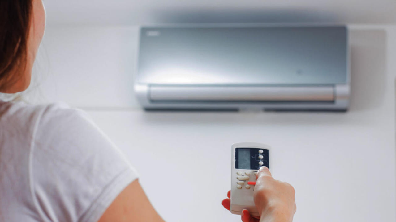 സഹിക്കാൻ വയ്യാത്ത ചൂടിൽ നിന്നും ആശ്വാസം ലഭിക്കാൻ ഓഫിസുകളിൽ മാത്രമല്ല, വീടുകളിലും എസി ഒഴിവാക്കാനാവാത്ത ഒന്നായി മാറിക്കഴിഞ്ഞു. എന്നാൽ എ.സി ഒാണാക്കി ഉറങ്ങുന്നത് ചില പ്രശ്നങ്ങൾക്ക് വഴി വെച്ചേക്കാം. അങ്ങനെ ഉണ്ടാകാവുന്ന ചില ആരോഗ്യപ്രശ്നങ്ങൾ എന്തൊക്കെ എന്ന് അറിയാം.