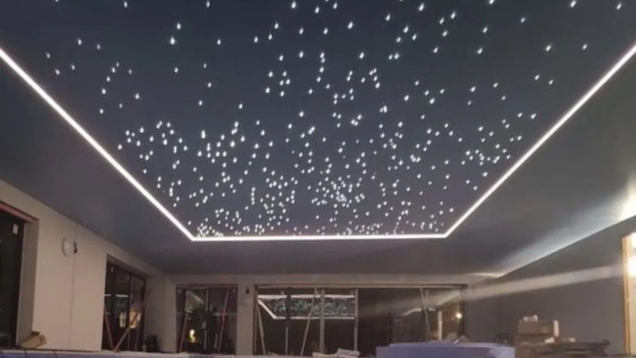 നക്ഷത്രം നിറഞ്ഞ ആകാശംകാണാന്‍ പുറത്തു പോകേണ്ട. സീലിങ്ങില്‍ ഫൈബര്‍ ഒപ്റ്റിക് ലൈറ്റുകളോ പെയിന്റോ ഉപയോഗിച്ച് നക്ഷത്രം വിരിയിക്കാം. | ഫോട്ടോ കടപ്പാട്: Pinterest