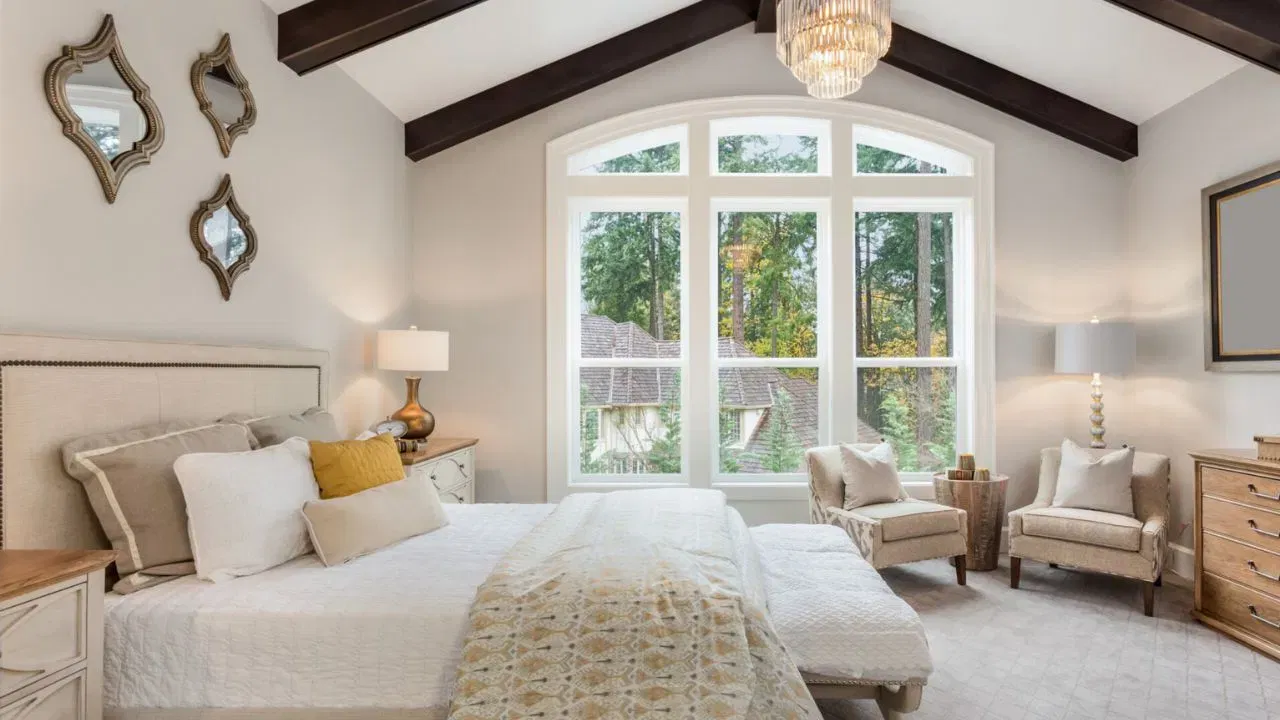 കൂടുതൽ വായുസഞ്ചാരമുള്ള മുറികൾക്കായി കോണാകൃതിയിലുള്ള മേൽത്തട്ട്. | ഫോട്ടോ കടപ്പാട്: Pinterest