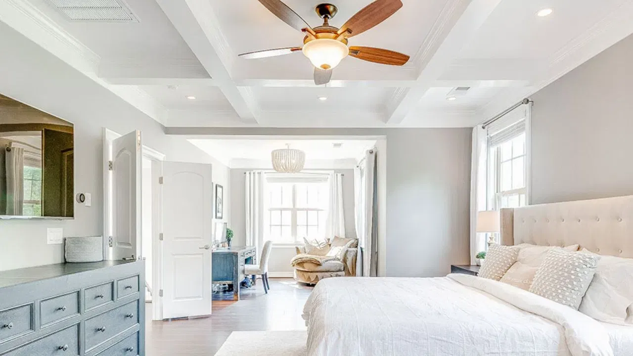 പൂർണമായും മോഡേൺ ടച്ച്. അതിനനുസൃതമായ ലൈറ്റുകളും ക്ലാസിക് കോഫെർഡ് ഡിസൈനും സംയോജിക്കുന്നു. | ഫോട്ടോ കടപ്പാട്: Pinterest