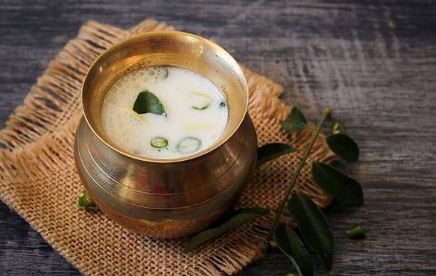 മോര്: മോര് നിങ്ങളുടെ ദാഹം ശമിപ്പിക്കുക മാത്രമല്ല, ആരോഗ്യകരമായ ദഹനത്തെ പ്രോത്സാഹിപ്പിക്കുകയും ചെയ്യുന്നു. ശരീരഭാരം കുറയ്ക്കാനും മോരിന് കഴിയുമെന്ന് നിങ്ങൾക്കറിയാമോ? ഈ തൈര് അടിസ്ഥാനമാക്കിയുള്ള പാനീയത്തിൽ പ്രോബയോട്ടിക്സും പ്രോട്ടീനുകളും അടങ്ങിയിരിക്കുന്നു. ഇത് മെറ്റബോളിസം വർദ്ധിപ്പിക്കുകയും വയറ്റിലെ കൊഴുപ്പ് കുറയ്ക്കാൻ സഹായിക്കുകയും ചെയ്യുന്നു.
