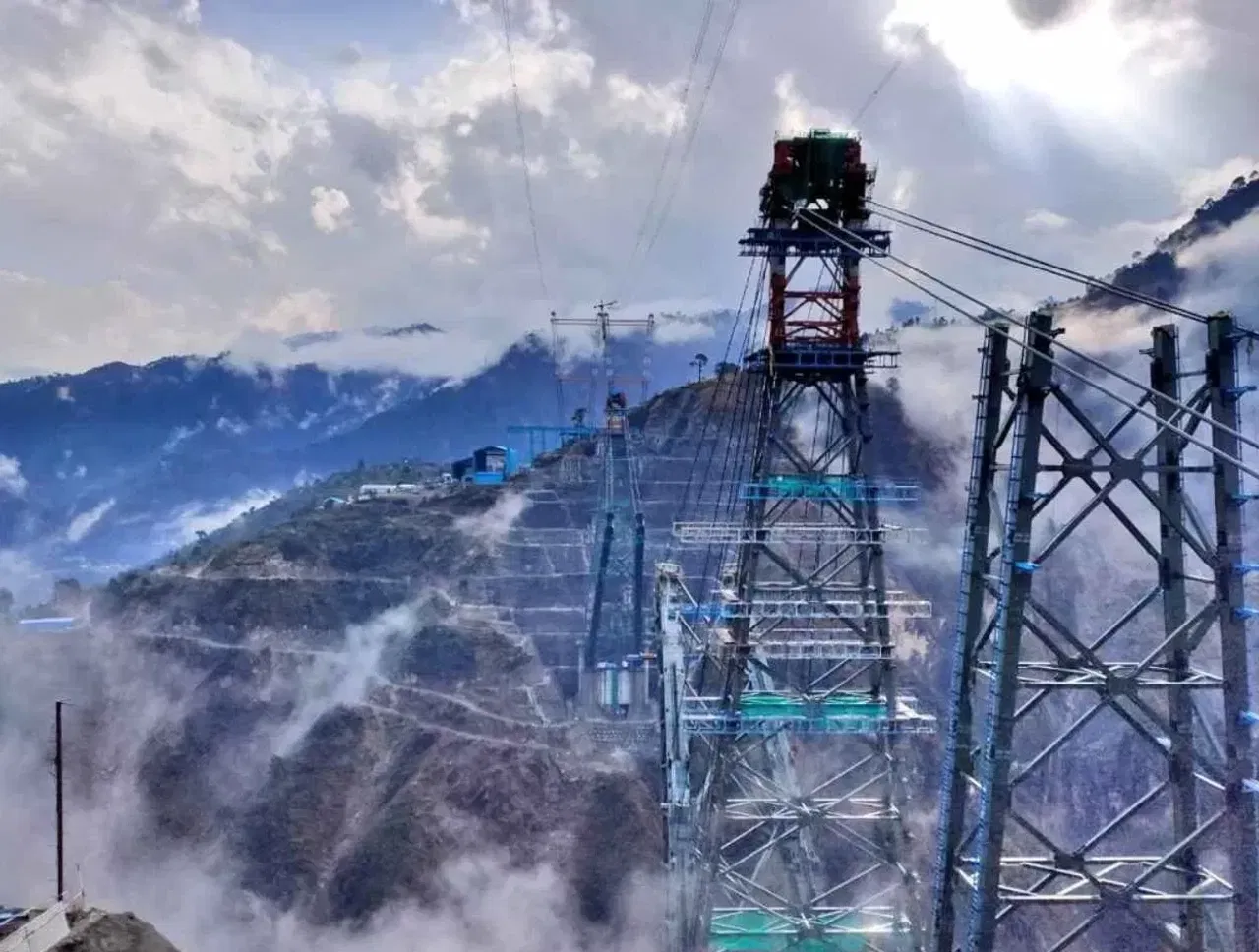 ലോകത്തിലെ ഏഴാമത്തെ വലിയ കമാനാകൃതിയിലുള്ള പാലമാണ് ചെനാബ് റെയിൽ പാലം. ജമ്മു കശ്മീരിലെ റിയാസി ജില്ലയിലാണ് ഈ പാലം സ്ഥിതി ചെയ്യുന്നത്. ചെനാബ് നദിക്ക് കുറുകെയുള്ള ഈ പാലത്തിന് 1,178 അടി ഉയരമാണ് ഉള്ളത്. (Photo credit: Twitter/@RailMinIndia)
