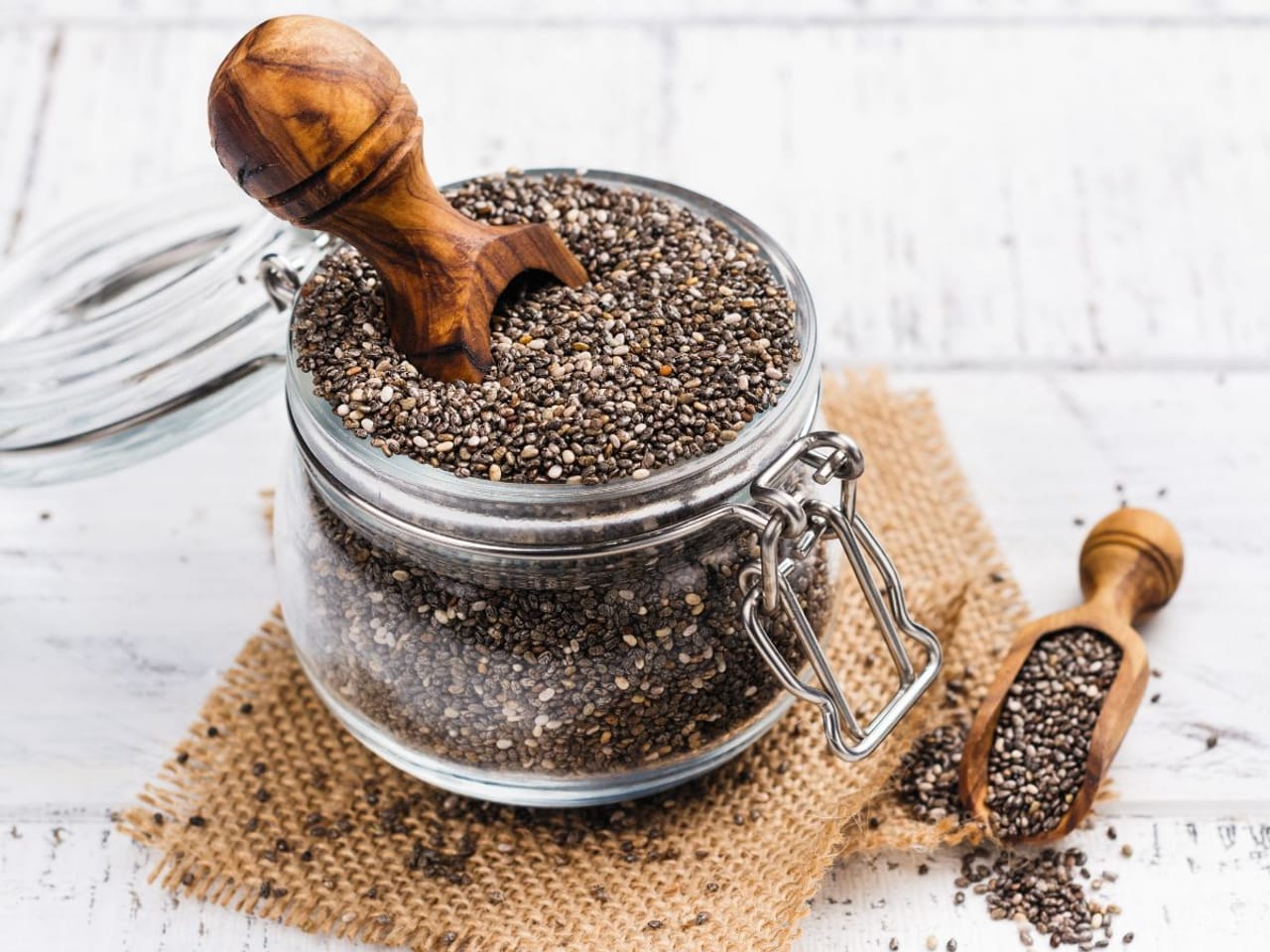 ചിയ വിത്ത് നാരുകളാൽ സമ്പന്നമാണ്. ചിയ വിത്തുകൾ ശരീരത്തിലെ മെറ്റബോളിസത്തെ സഹായിക്കുകയും അമിതമായി ഭക്ഷണം കഴിക്കാനുള്ള സാധ്യത കുറയ്ക്കുകയും ചെയ്യുന്നു. അവയിൽ അടങ്ങിയിരിക്കുന്ന ലയിക്കാത്ത നാരുകളും പ്രോട്ടീനും ശരീരത്തിലെ അമിത കൊഴുപ്പ് കുറയ്ക്കുന്നതിന് ​ഗുണം ചെയ്യും.
