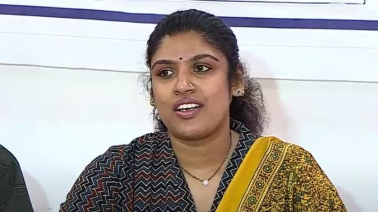 ചിന്ത ജെറോമിന് കാറിച്ച് പരിക്ക് ; കെഎസ്യു പ്രവത്തകര്ക്കെതിരെ കേസെടുത്തു ചിന്ത ജെറോമിന് കാറിച്ച് പരിക്ക് ; കെഎസ്യു പ്രവത്തകര്ക്കെതിരെ കേസെടുത്തു