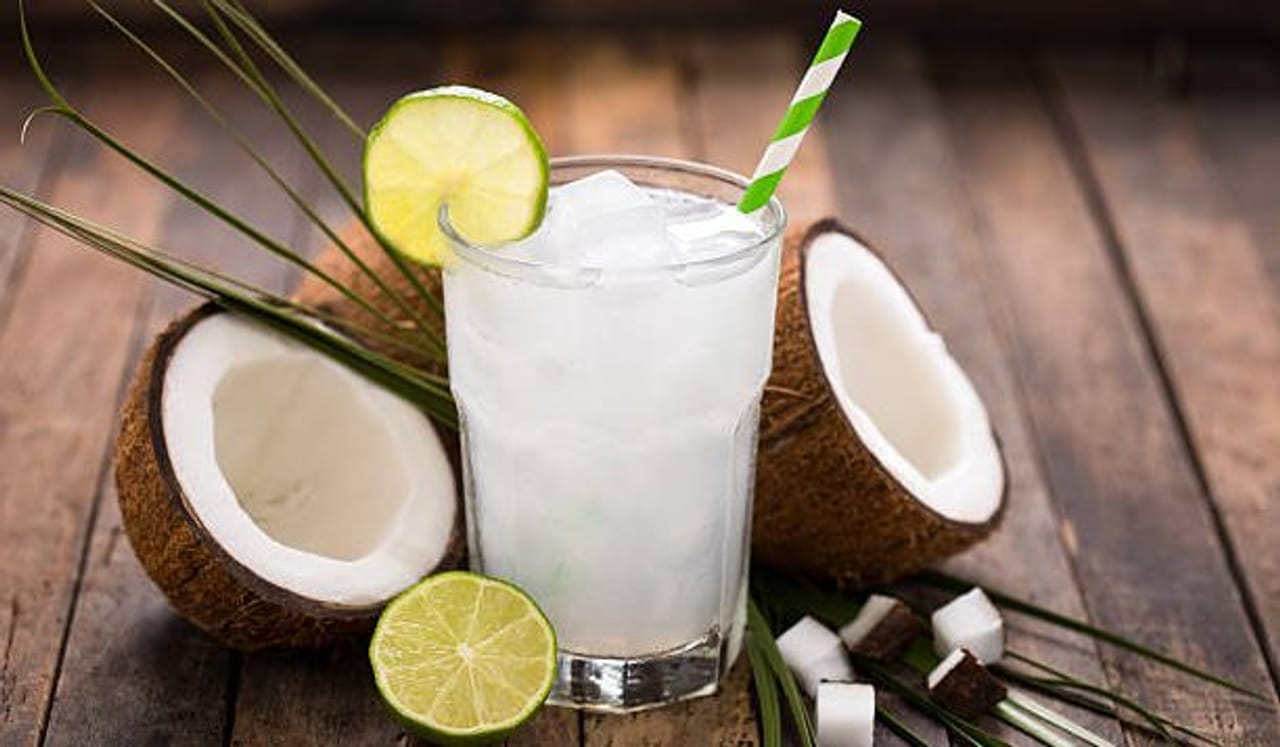 തേങ്ങാവെള്ളം: തേങ്ങാവെള്ളം ഉന്മേഷദായകമായ ഒരു പാനീയമാണ്, പ്രത്യേകിച്ച് വേനൽക്കാലത്ത്. ജലാംശം പ്രോത്സാഹിപ്പിക്കുകയും ശരീരത്തിലെ ജലത്തിൻ്റെ അളവ് സന്തുലിതമാക്കുകയും ഉപാപചയം മെച്ചപ്പെടുത്തുകയും കലോറി എരിച്ചുകളയാൻ സഹായിക്കുകയും ചെയ്യുന്ന ബയോ ആക്റ്റീവ് എൻസൈമുകൾ ഇതിൽ ധാരാളം അടങ്ങിയിരിക്കുന്നു. അതിനാൽ ഇവ നിങ്ങളുടെ ശരീരത്തിലെ കൊഴുപ്പ് ഇല്ലാതാക്കാൻ സഹായിക്കുന്നു. 
