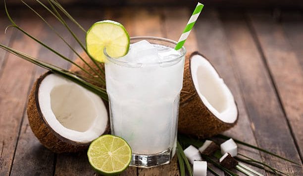 തേങ്ങാവെള്ളം: തേങ്ങാവെള്ളം ഉന്മേഷദായകമായ ഒരു പാനീയമാണ്, പ്രത്യേകിച്ച് വേനൽക്കാലത്ത്. ജലാംശം പ്രോത്സാഹിപ്പിക്കുകയും ശരീരത്തിലെ ജലത്തിൻ്റെ അളവ് സന്തുലിതമാക്കുകയും ഉപാപചയം മെച്ചപ്പെടുത്തുകയും കലോറി എരിച്ചുകളയാൻ സഹായിക്കുകയും ചെയ്യുന്ന ബയോ ആക്റ്റീവ് എൻസൈമുകൾ ഇതിൽ ധാരാളം അടങ്ങിയിരിക്കുന്നു. അതിനാൽ ഇവ നിങ്ങളുടെ ശരീരത്തിലെ കൊഴുപ്പ് ഇല്ലാതാക്കാൻ സഹായിക്കുന്നു.