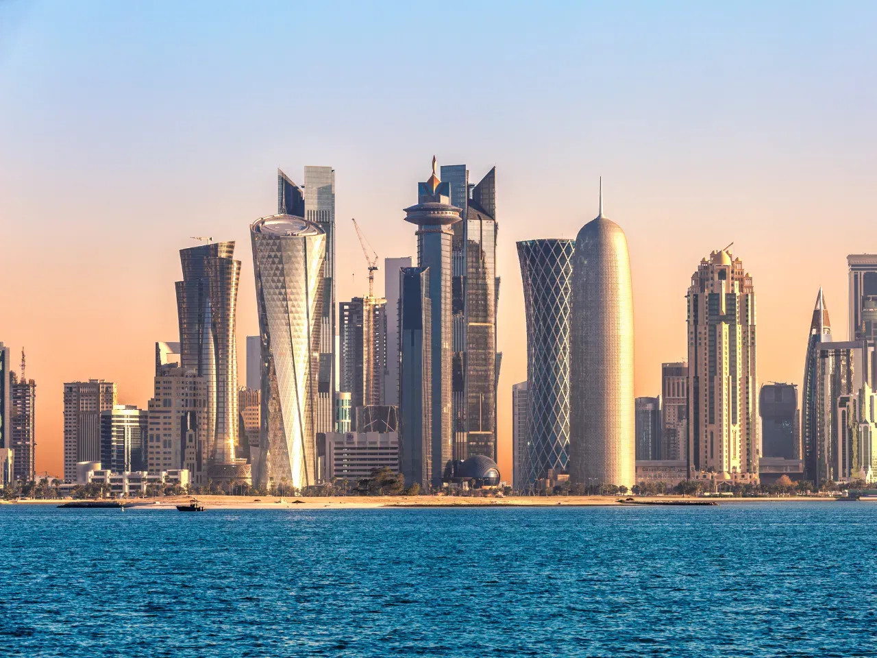 ദോഹ, ഖത്തർ: സുരക്ഷിതമായ യാത്ര ചെയ്യാവുന്ന മറ്റൊരു നഗരമാണ് ഖത്തറിലെ ദോഹ. ആധുനിക വിസ്മയങ്ങൾ പര്യവേക്ഷണം ചെയ്യാൻ ആഗ്രഹിക്കുന്ന ഏകാന്ത സാഹസികർക്ക് അനുയോജ്യമായ സ്ഥലം. (Pic credentials: Matteo Colombo/Moment/Getty Images)