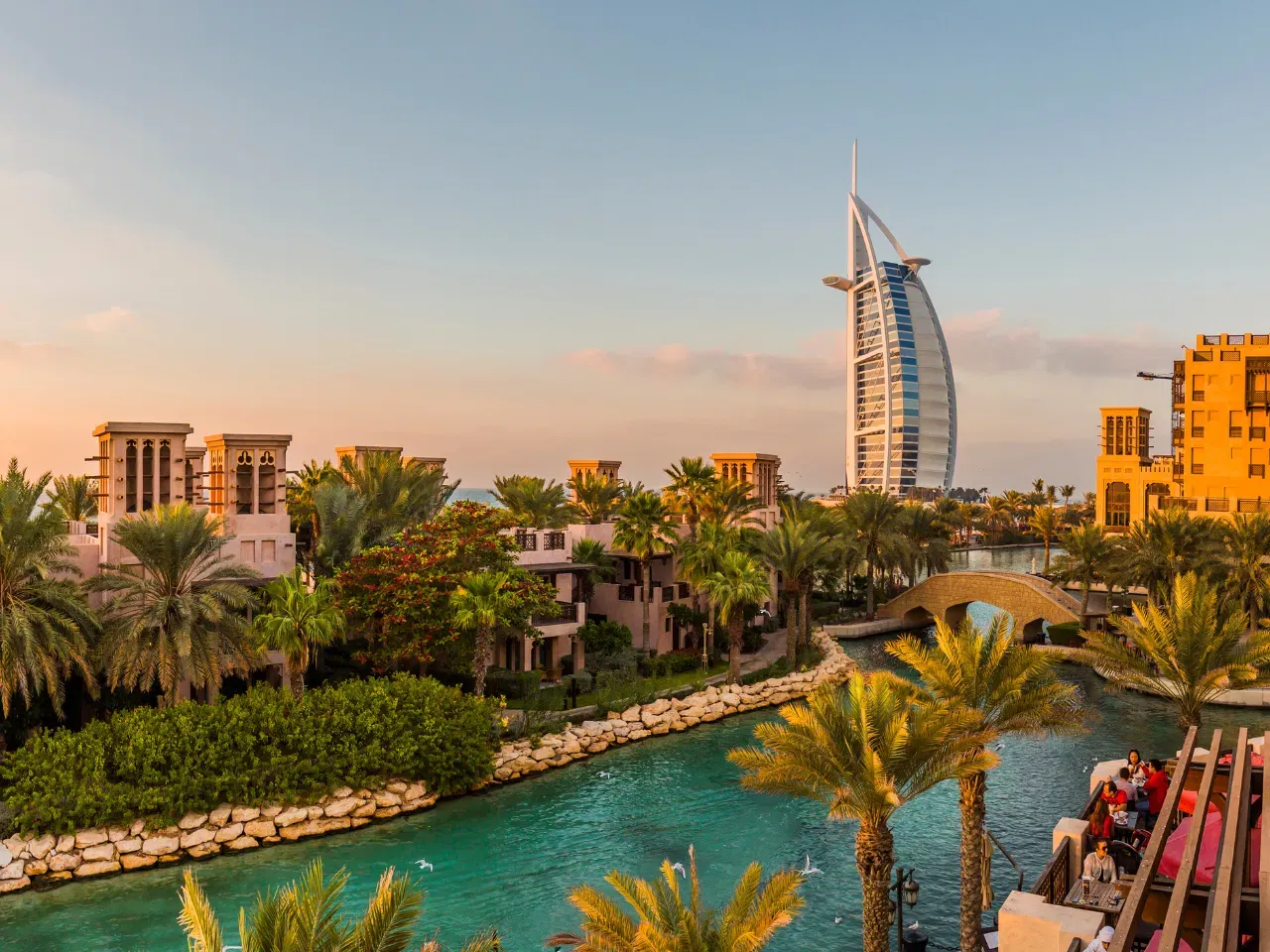 ദുബായ്, യുഎഇ: ജോലിക്കായാണ് ഈ നഗരം നിങ്ങൾ തിരഞ്ഞെടുക്കുന്നതെങ്കിൽ ഉയർന്ന നികുതി രഹിത ശമ്പളം വാഗ്ദാനം ചെയ്യുന്നു. (Pic credentials: Maremagnum/Corbis Documentary/Getty Images)