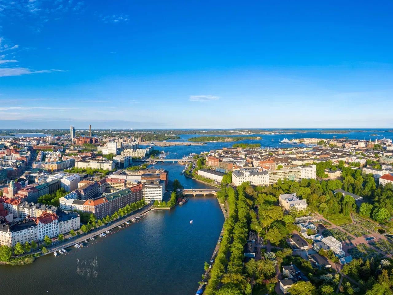 ഹെൽസിങ്കി, ഫിൻലാൻഡ്: ഒറ്റയ്ക്ക് യാത്ര ചെയ്യുന്നവർക്ക് പുതിയ സുഹൃത്തുക്കളെ കണ്ടെത്താൻ അനുയോജ്യമായ നഗരമാണ് ഹെൽസിങ്കി. (Pic credentials: Miemo Penttinen/Moment/Getty Images)