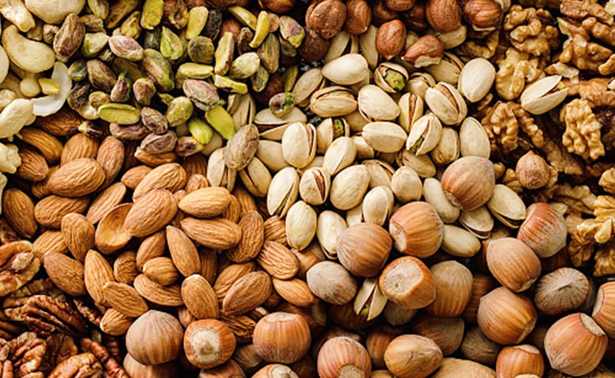 മോണോസാച്ചുറേറ്റഡ് കൊഴുപ്പുകളും വിറ്റാമിനുകളും ഫൈബറും മറ്റും അടങ്ങിയ നട്സ് കഴിക്കുന്നത് കൊളസ്ട്രോള്‍ കുറയ്ക്കാനും ഹൃദയാരോഗ്യം സംരക്ഷിക്കാനും സഹായിക്കും.