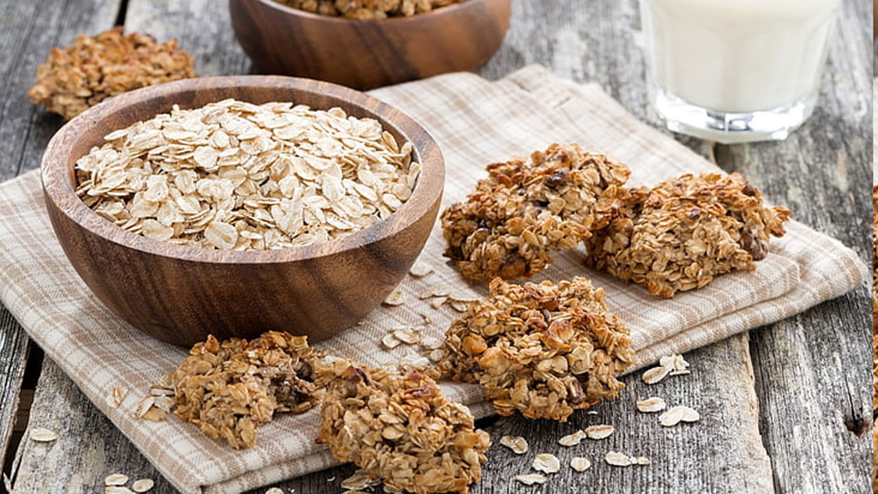 ഓട്സ് കഴിക്കുന്നത് കൊളസ്ട്രോൾ കുറയാൻ കാരണമാകും. ഫൈബറും ബീറ്റാ ഗ്ലൂക്കനും അടങ്ങിയ ഓട്സ് ഡയറ്റില്‍ ഉള്‍പ്പെടുത്തുന്നത് വളരെ നല്ലതാണ്. 