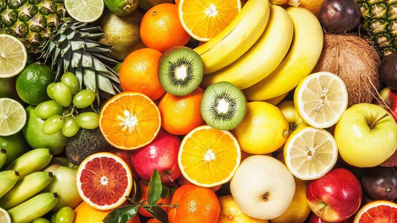 ഏത് വേനൽക്കാലത്തും ശരീരം പൂർണ ആരോഗ്യത്തോടെ നിലനിർത്താൻ നല്ലത് പഴങ്ങളാണ്. ഇവ കഴിക്കുന്നത് വഴി പോഷകങ്ങളും വിറ്റാമിനുകളും ശരീരത്തിലേക്ക് എത്തും. ഇവയെ സീസണൽ പഴങ്ങൾ എന്നാണ് പലപ്പോഴും വിളിക്കുന്നത്