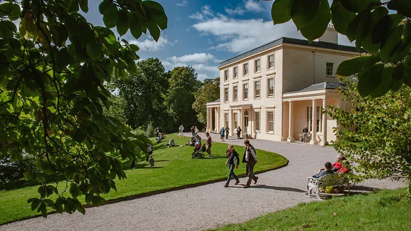 അഗത ക്രിസ്റ്റിയുടെ പതിനെട്ടാം നൂറ്റാണ്ടിലെ വീട് പൊതുജനങ്ങൾക്കായി തുറന്നിരിക്കുന്നു, മാത്രമല്ല ഒരു സ്വകാര്യ അപ്പാർട്ട്മെൻ്റും ഇതിനോടനുബന്ധിച്ചുണ്ട്. (കടപ്പാട്: അലമി)