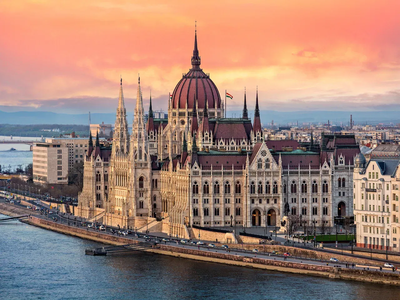 ബുഡാപെസ്റ്റ്, ഹംഗറി: ഈ ആകർഷകമായ നഗരം ചരിത്രത്തിൻ്റെയും സംസ്കാരത്തിൻ്റെയും ബഡ്ജറ്റ്-സൗഹൃദ ഓപ്ഷനുകളുടെയും സവിശേഷമായ സമ്മിശ്രണം ഉൾക്കൊള്ളുന്നു. ഇത് ഏകാന്ത സാഹസികർക്ക് മികച്ച നഗരമാണ്. (Pic credentials: Istvan Kadar Photography/ Moment/Getty Images)