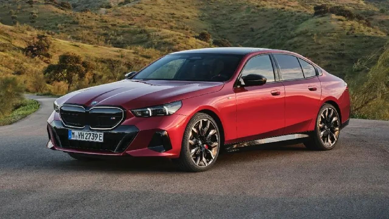 BMW i5 M60 xDrive വേരിയന്റില് 83.9kWh ബാറ്ററിയാണ് സജ്ജീകരിച്ചിരിക്കുന്നത്. ഇത് WLTP മാനദണ്ഡങ്ങള് അനുസരിച്ച് ഒറ്റ ചാര്ജില് 516 കിലോമീറ്റര് റേഞ്ച് നല്കും. 601 bhp കരുത്തും 795 Nm ടോര്ക്കും ഉത്പാദിപ്പിക്കുന്ന രണ്ട് ഇലക്ട്രിക് മോട്ടോറുകളാണ് ഈ സംവിധാനത്തിന് കരുത്തേകുന്നത്.
