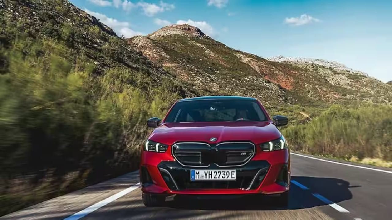 ജര്‍മ്മന്‍ ആഢംബര കാറായ ബിഎംഡബ്‌ള്യൂ i5 ഇലക്ട്രിക് സെഡാന്‍ ഇന്ത്യയില്‍ അവതരിപ്പിച്ചു. ടോപ്പ്-സ്‌പെക്ക് M60 xDrive വേരിയന്റില്‍ മാത്രമാണ് ഇപ്പോള്‍ ലഭ്യമാവുക. 1.20 കോടി രൂപയാണ് ഷോറൂം വില.

