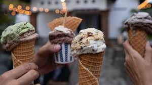 ചൂട് കാലത്ത് തണുത്തത് എന്തെങ്കിലും കഴിക്കാൻ ഇഷ്ടപ്പെടാത്തതായി ആരുമില്ല. അത് ഐസ്ക്രീം ആണെങ്കിൽ സന്തോഷം ഇരട്ടിക്കും. എന്നാൽ യഥാർത്ഥത്തിൽ െഎസ്ക്രീം ശരീരത്തെ തണുപ്പിക്കില്ലെന്നും അത് ശരീരത്തിന്റെ ചൂട് കൂട്ടുകയാണ് ചെയ്യുന്നത് എന്നും പഠനങ്ങൾ പറയുന്നു.