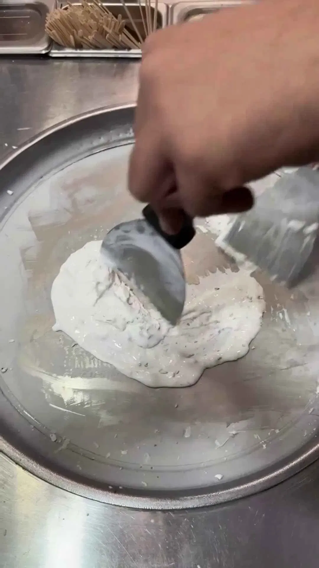 അന്തരീക്ഷ താപനിലയോട് ചേർത്തു നിൽക്കുന്നതിനാണ് ശരീരം എപ്പോഴും ശ്രമിക്കുക. ഐസ്ക്രീം ശരീരത്തിലെത്തുമ്പോൾ ശരീരം വളരെ സാവധാനം നടത്തുന്ന പ്രവർത്തനങ്ങൾ വേഗത്തിലാകുന്നു.