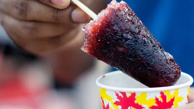 ചൂടുള്ള അന്തരീക്ഷത്തിൽ തണുത്ത ഐസ്ക്രീം കഴിക്കുന്നത് വയറിലെ രക്തക്കുഴലുകളുടെ പെട്ടെന്നുള്ള സങ്കോചം മൂലം തലവേദന അല്ലെങ്കിൽ വയറുവേദന പോലുള്ള അസ്വസ്ഥതകൾക്ക് കാരണമായേക്കാം.